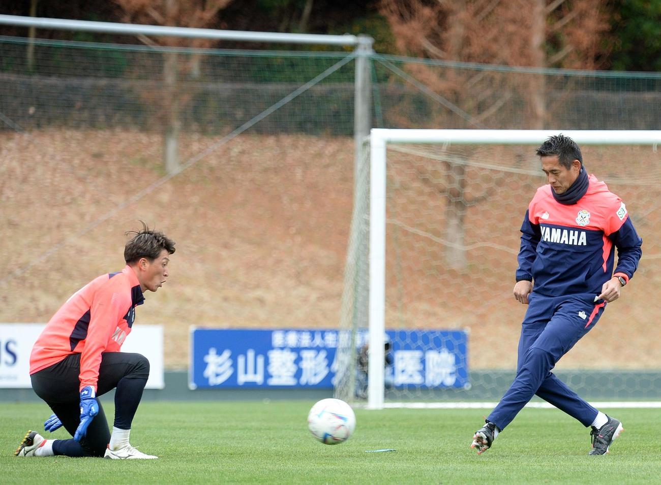 至近距離でのセービング練習を行う磐田の川口GKコーチ（右）。左は三浦