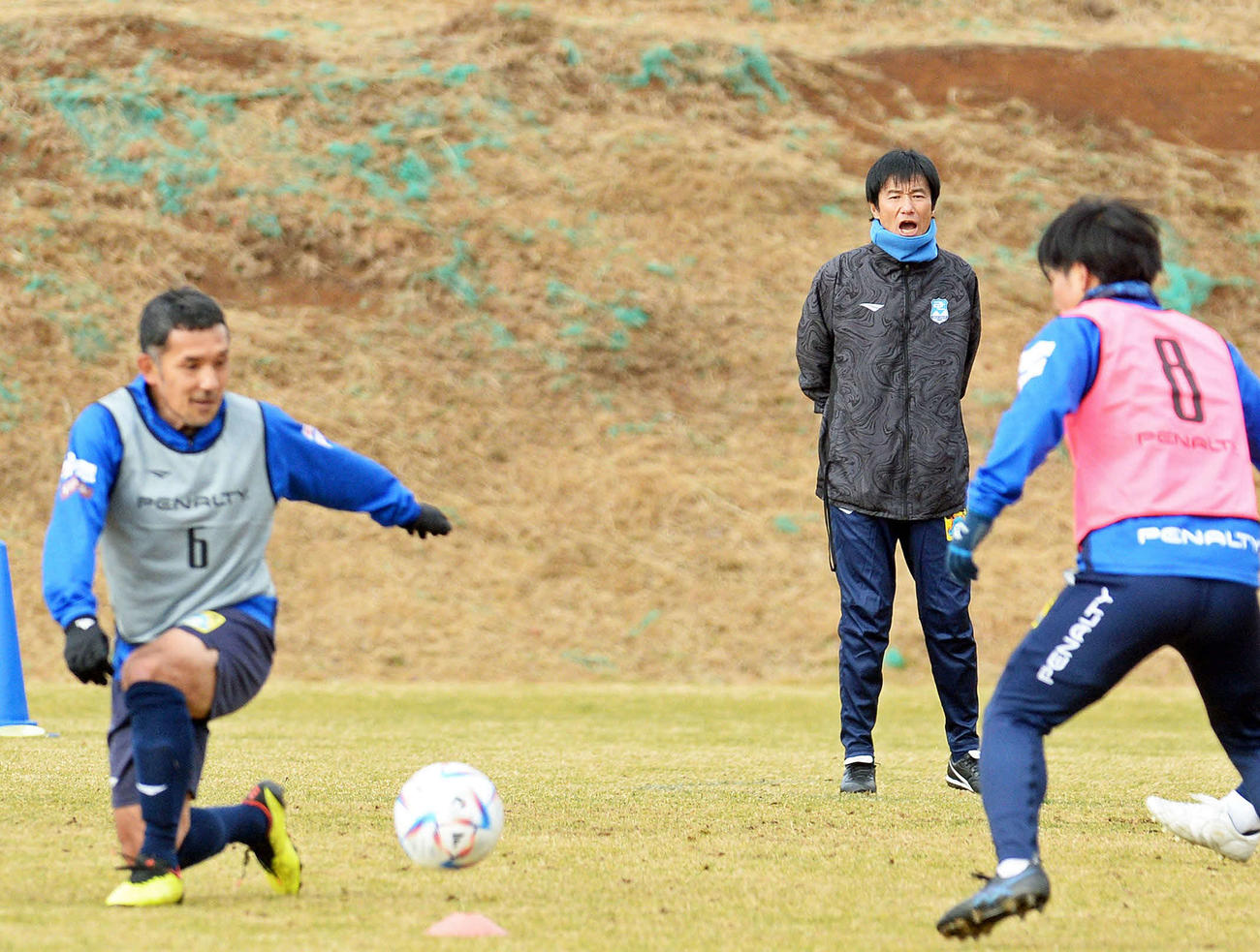 練習中に声を張り上げる沼津の中山監督（右から2人目）。左は伊東