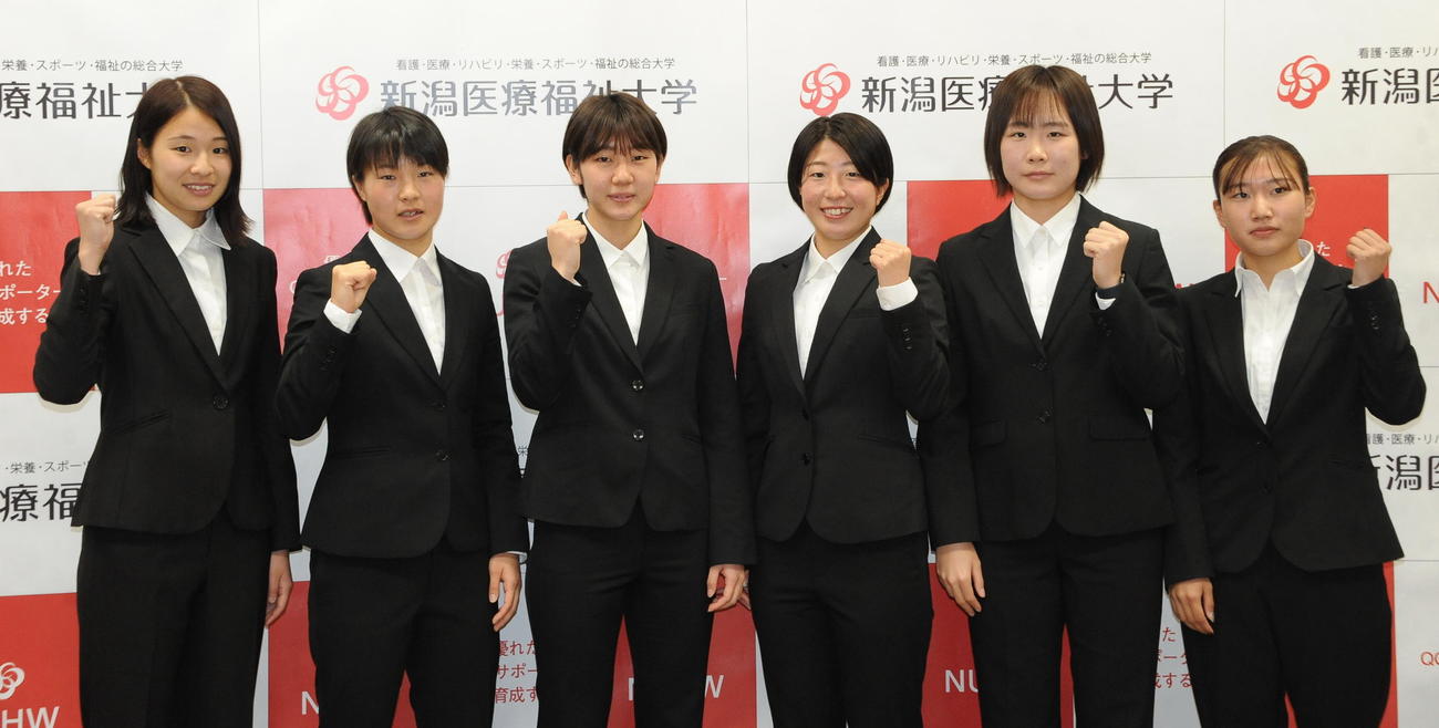 WEリーグ・なでしこリーグ内定選手合同会見に臨んだ左から和田、白井、篠原、高山、大久保、村上