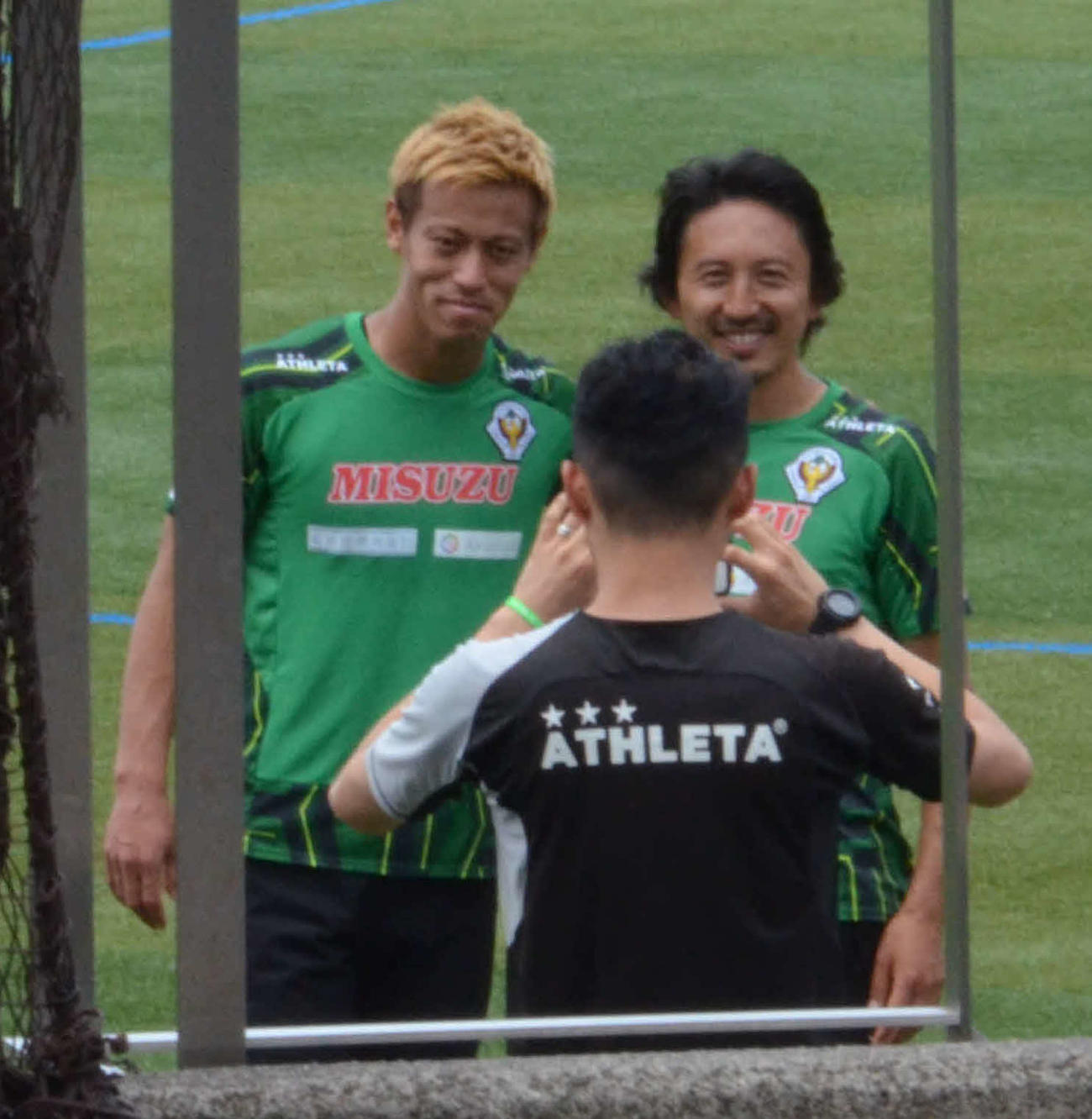 東京Vの橋本（右）と写真撮影する本田（2018年5月17日撮影）