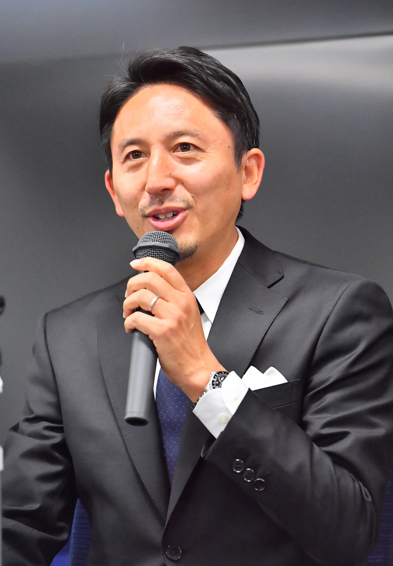 現役引退を発表し、古巣のG大阪で会見する橋本（撮影・和賀正仁）
