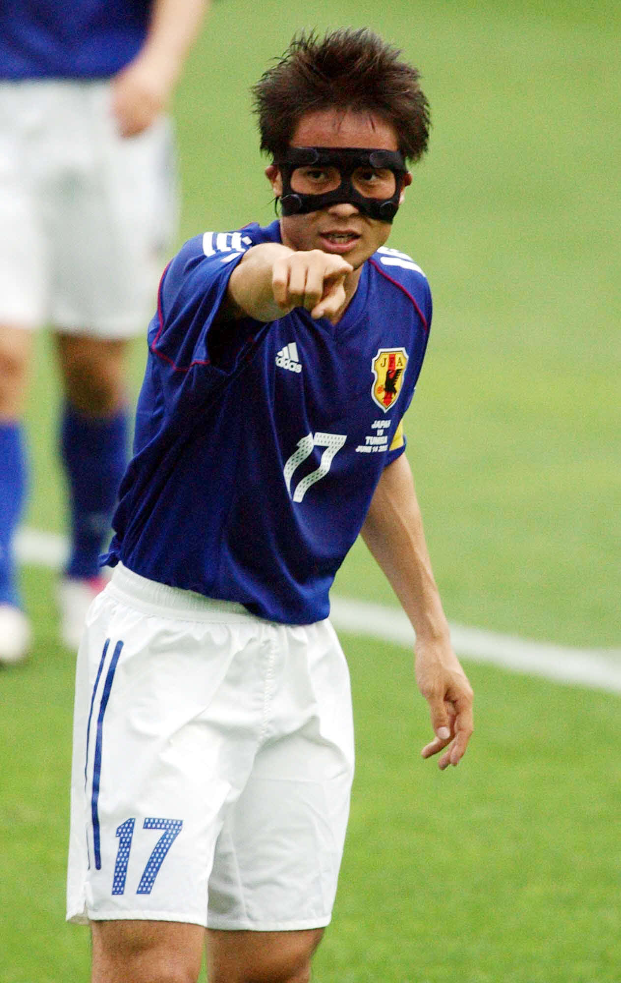 02年6月、日韓W杯でフェースガードを装着してプレーする宮本恒靖