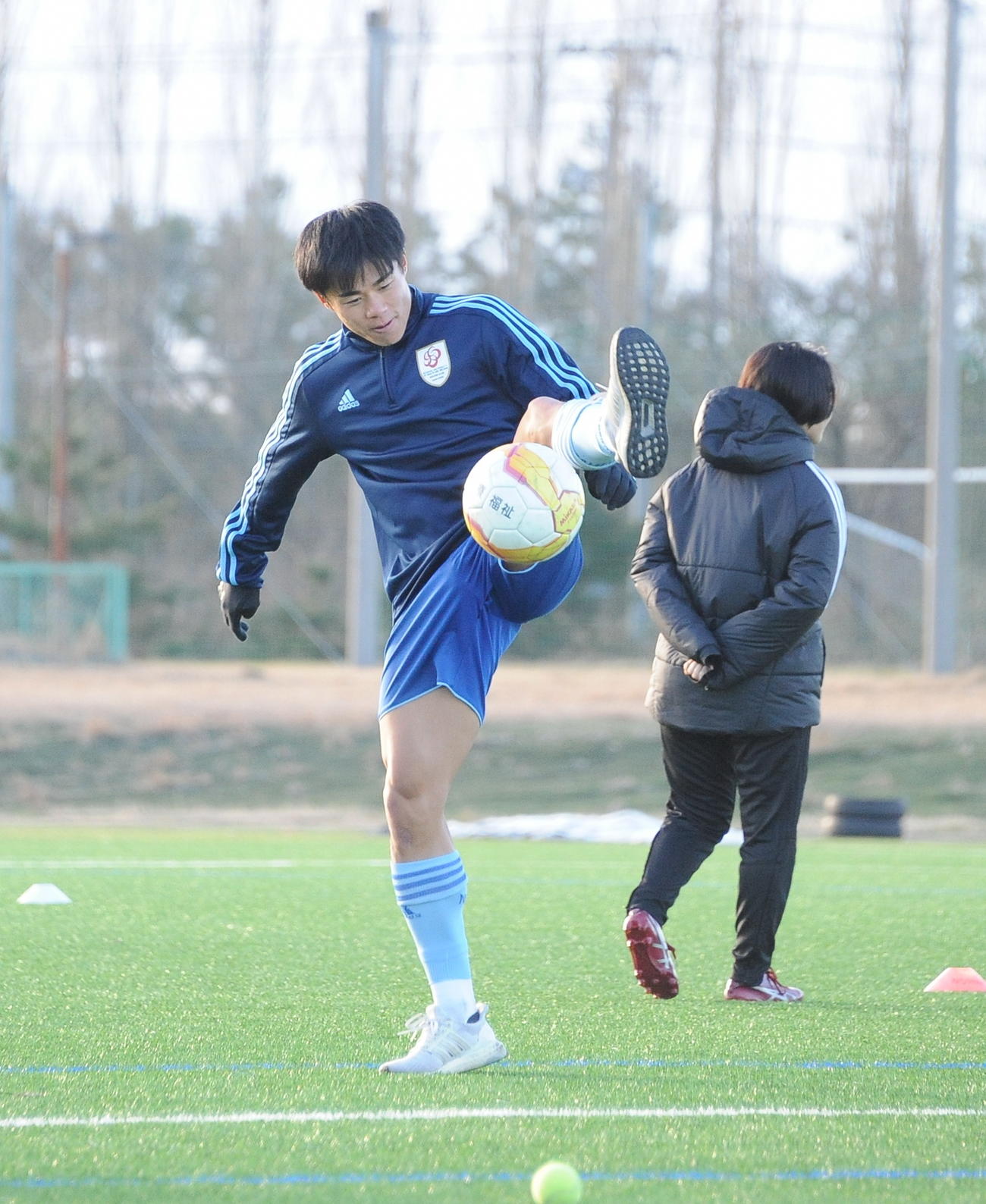 リフティングする坂岸