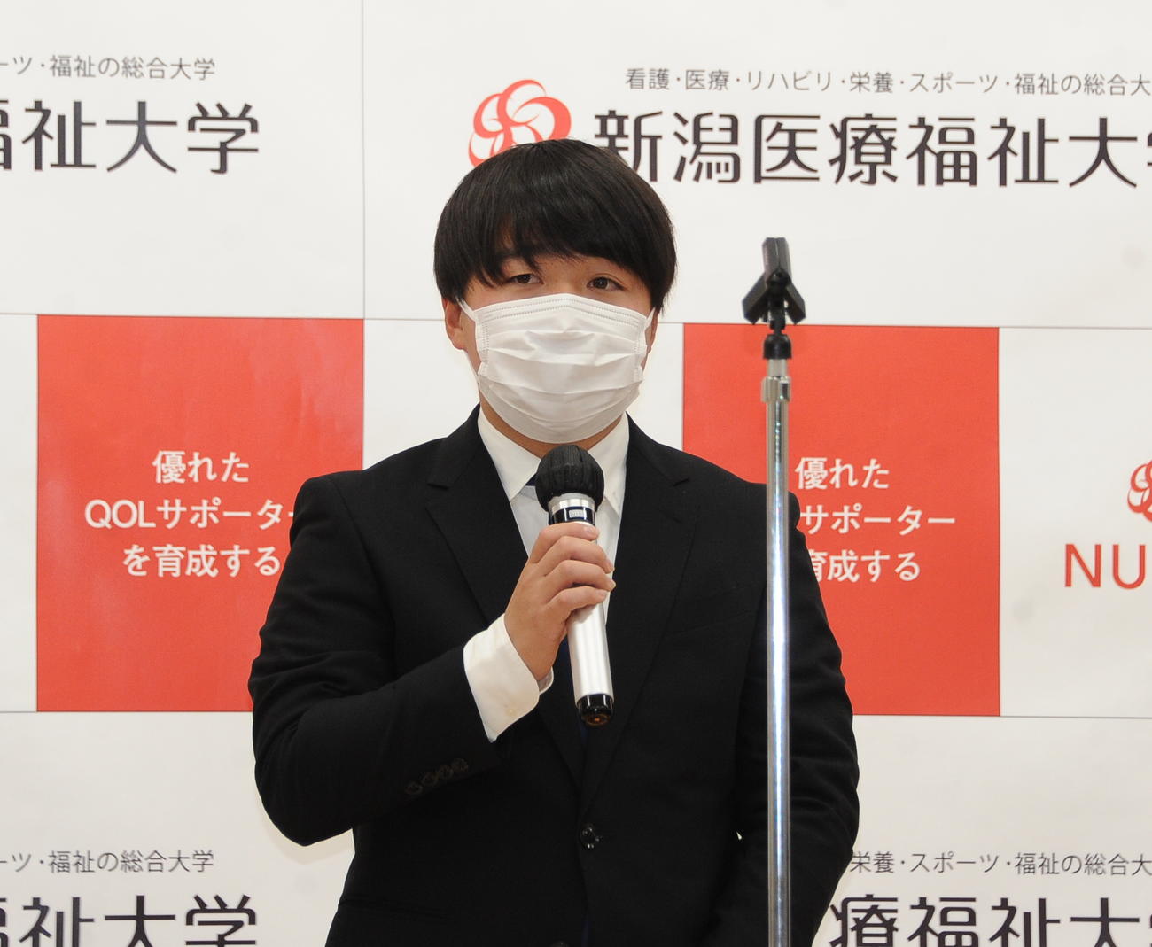 インカレ準優勝を報告する4年生主務の割田