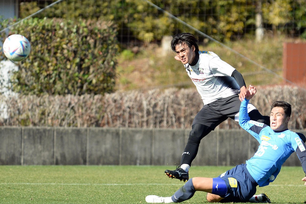 3本目の40分に右足ミドルでゴールを決める藤枝久保（左）
