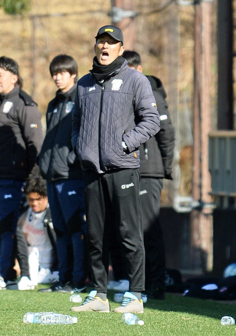 ピッチ脇から指示を出す藤枝須藤監督