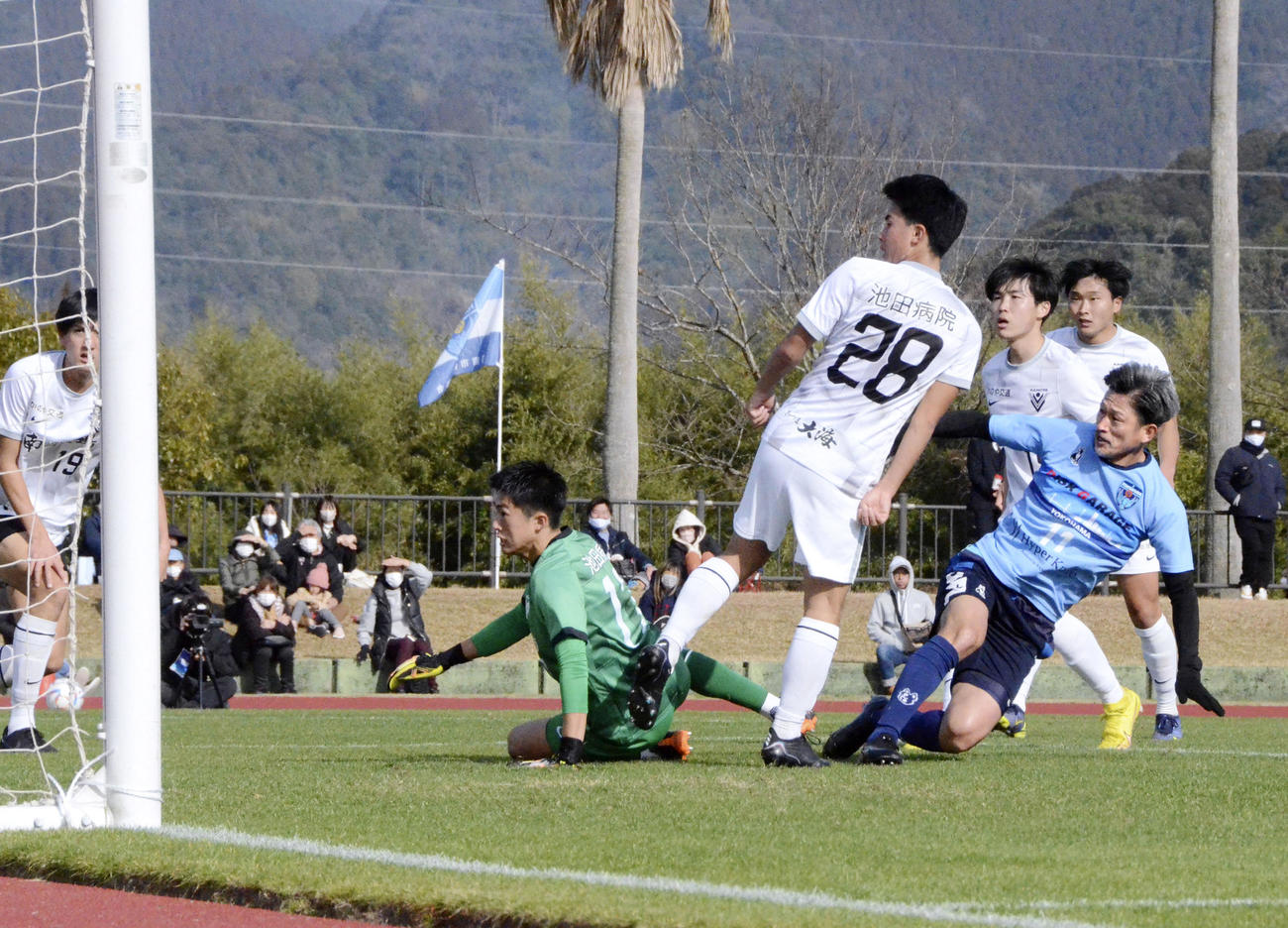 J1横浜FCと鹿屋体大の練習試合でゴールを決める三浦知良（手前右）