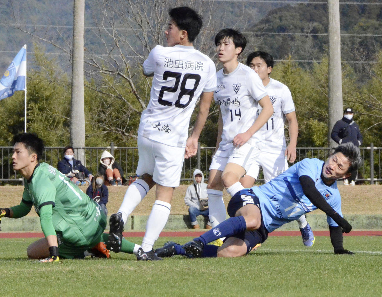 J1横浜FCと鹿屋体大の練習試合でゴールを決める三浦知良（手前右）