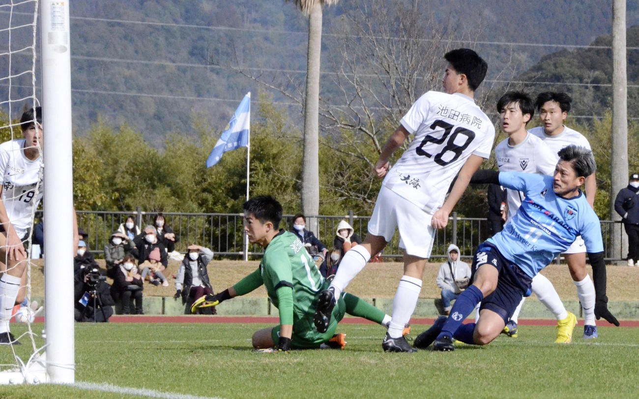 横浜FCと鹿屋体大の練習試合でゴールを決めるカズ（手前右）