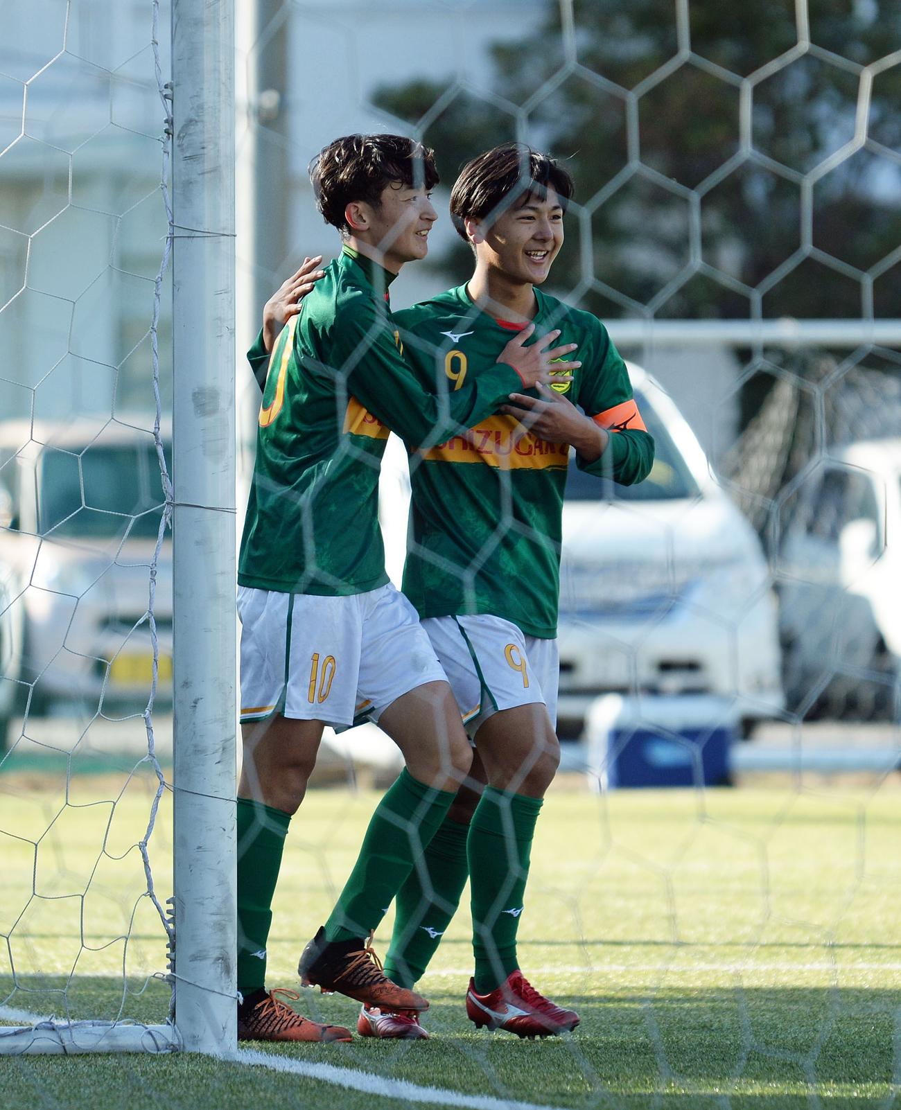 味方と喜びを分かち合う静岡学園FW神田（右）。左はMF高田