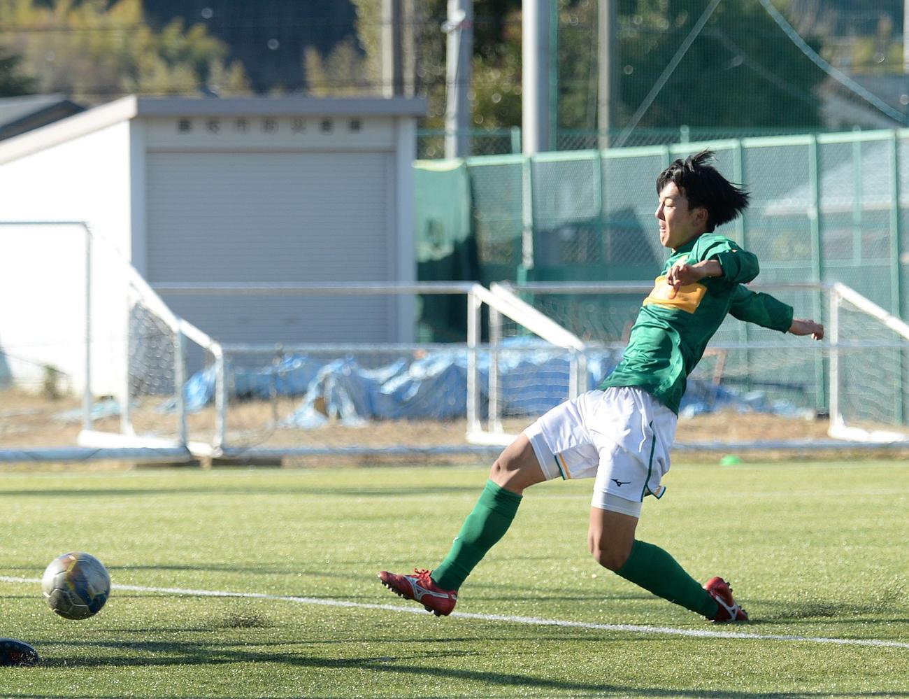 クロスを右足で合わせてゴールを決める静岡学園FW神田