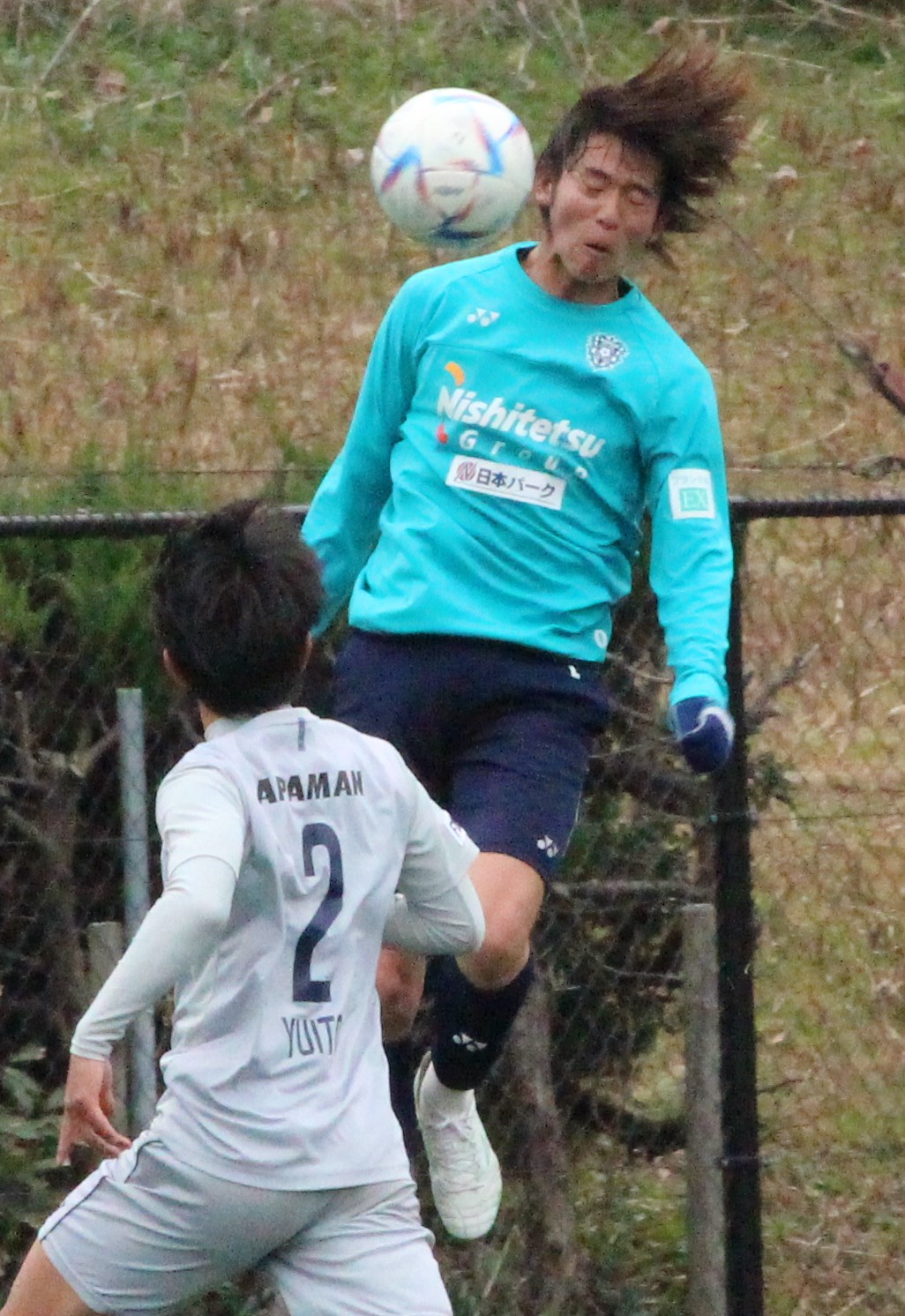 福岡対福岡ユース　練習試合でヘディングする福岡FW佐藤凌我（撮影・菊川光一）