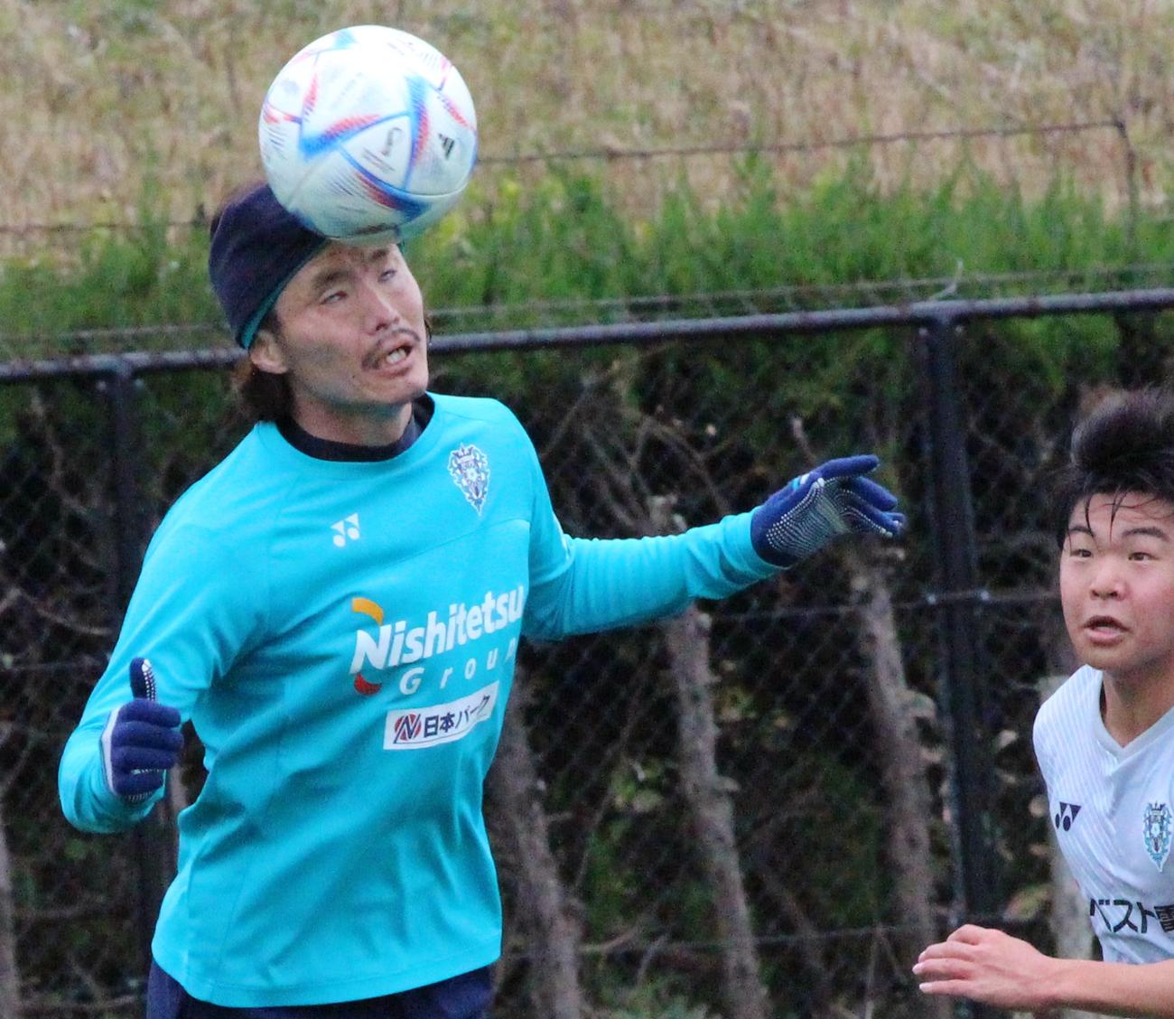 福岡対福岡ユース　練習試合でヘディングする福岡DF亀川諒史（撮影・菊川光一）