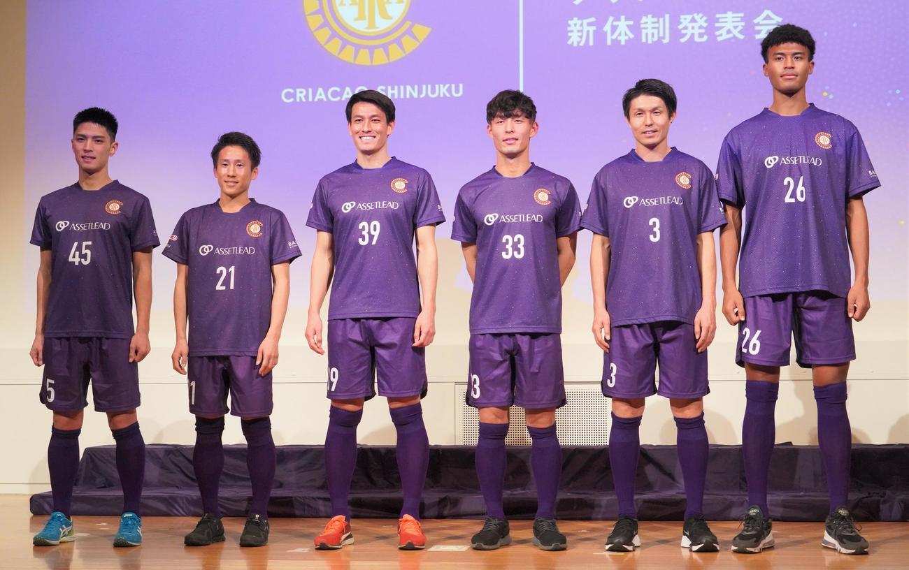 クリアソン新宿の新体制発表会に出席した、左から新加入の石井圭太、中山雄登、鈴木翔登、佐野翼、齊藤和樹、赤井シャロッド裕貴（撮影・佐藤成）