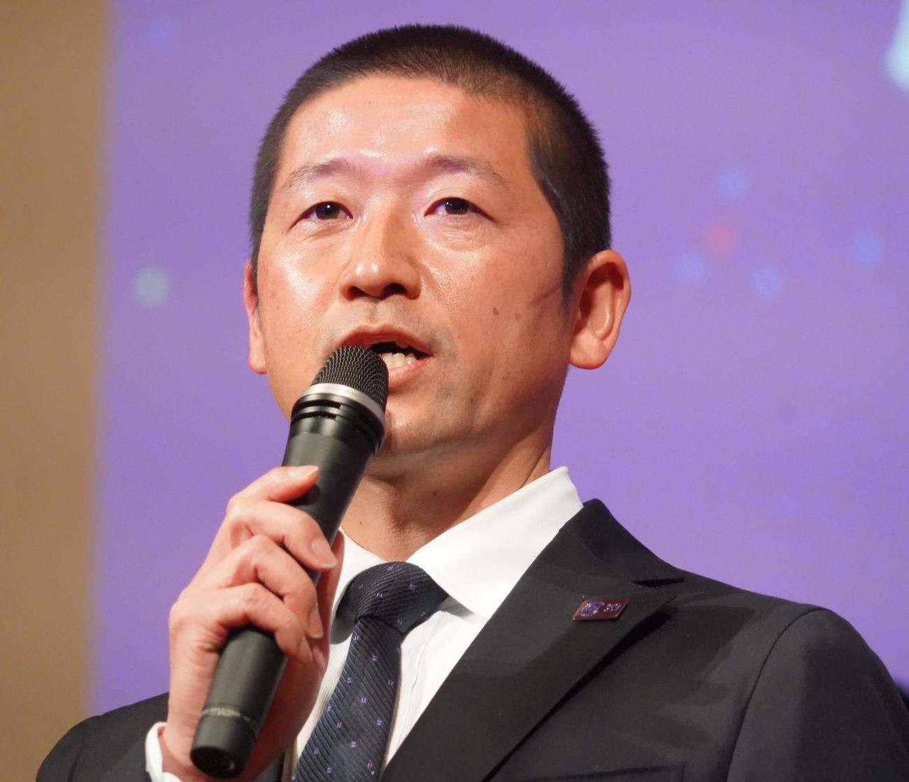 クリアソン新宿の新体制発表会に出席した成山一郎監督（撮影・佐藤成）