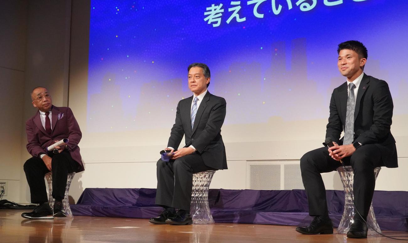 クリアソン新宿の新体制発表会に出席した、左から東京商工会議所新宿支部の高野吉太郎会長、新宿の吉住健一区長、クリアソン新宿キャプテン須藤岳晟（撮影・佐藤成）