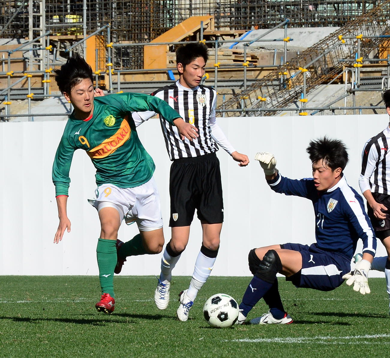 前半、GKをかわして得点を決める静岡学園・神田（左）