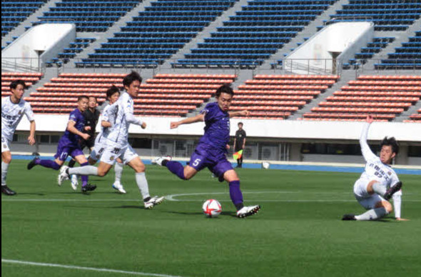 昨季JFLを戦うFC神楽しまね（白）の選手たち