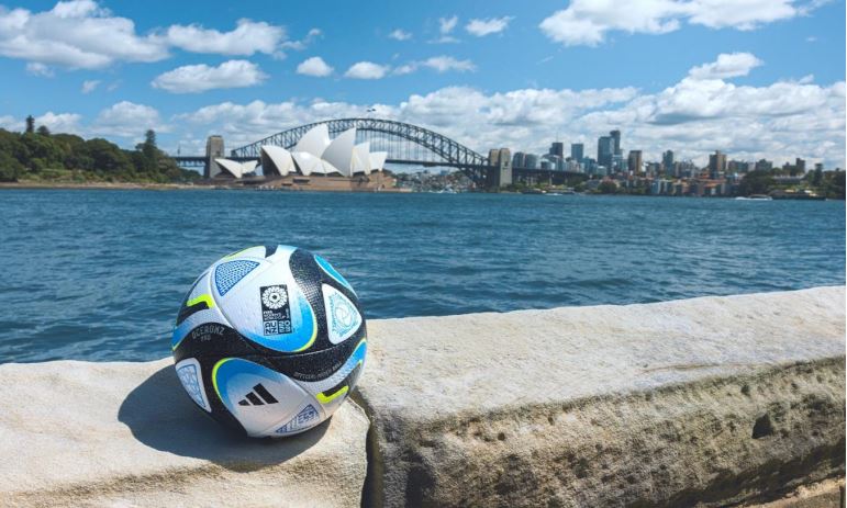今夏にオーストラリアとニュージーランドで共催される女子W杯の公式球「オーシャンズ（OCEAUNZ）」（アディダス社提供）