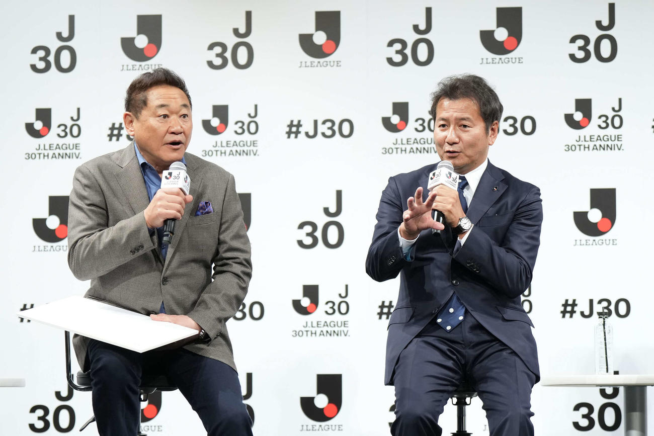 「Jリーグ30周年オープニングイベント」に出席した松木安太郎氏（左）とJリーグ野々村芳和チェアマン（Jリーグ提供）