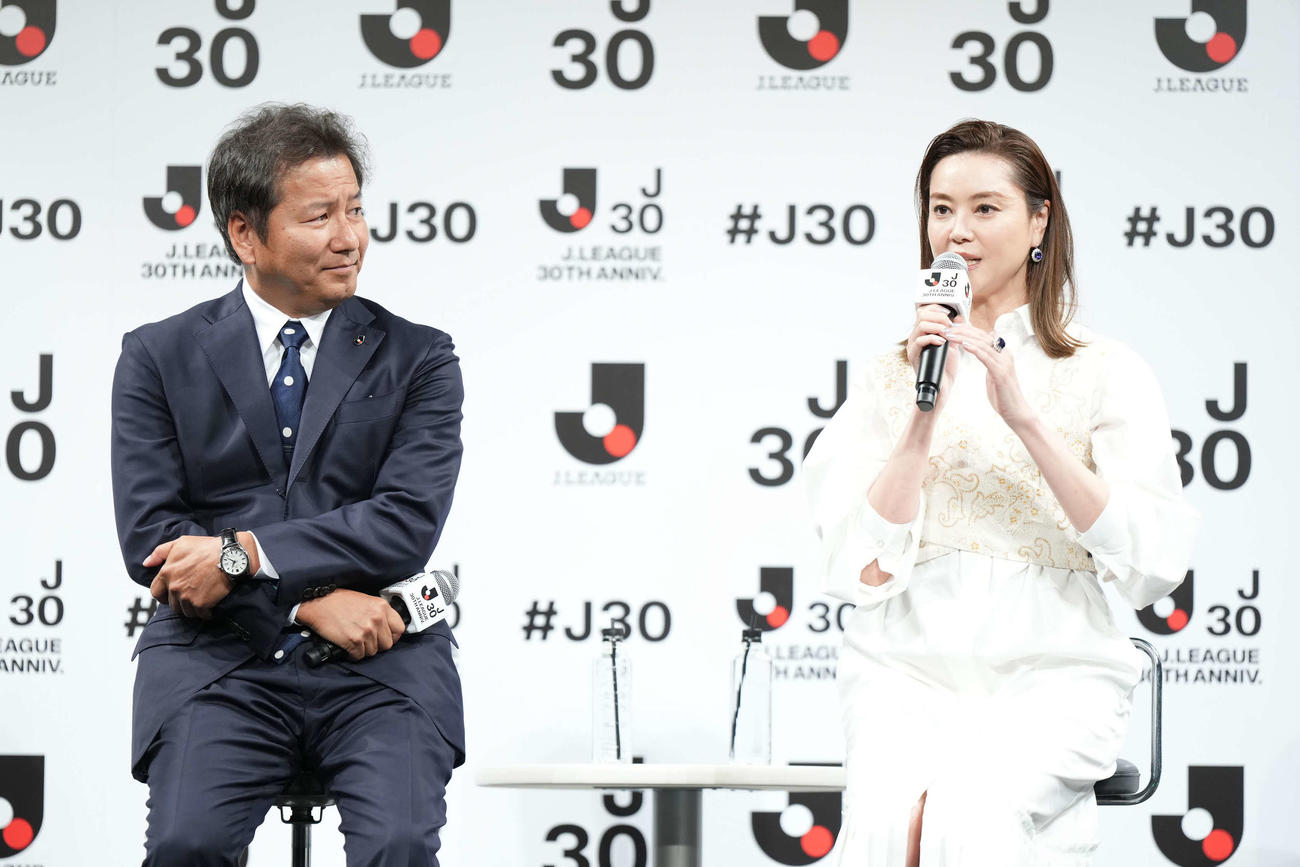 「Jリーグ30周年オープニングイベント」に出席したJリーグ野々村芳和チェアマン（左）と観月ありさ（Jリーグ提供）