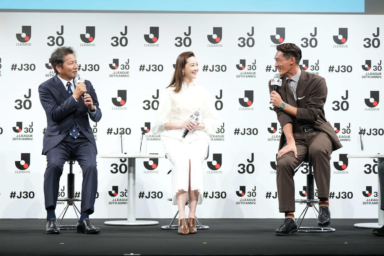 「Jリーグ30周年オープニングイベント」に出席した左からJリーグ野々村芳和チェアマン、観月ありさ、槙野智章氏（Jリーグ提供）