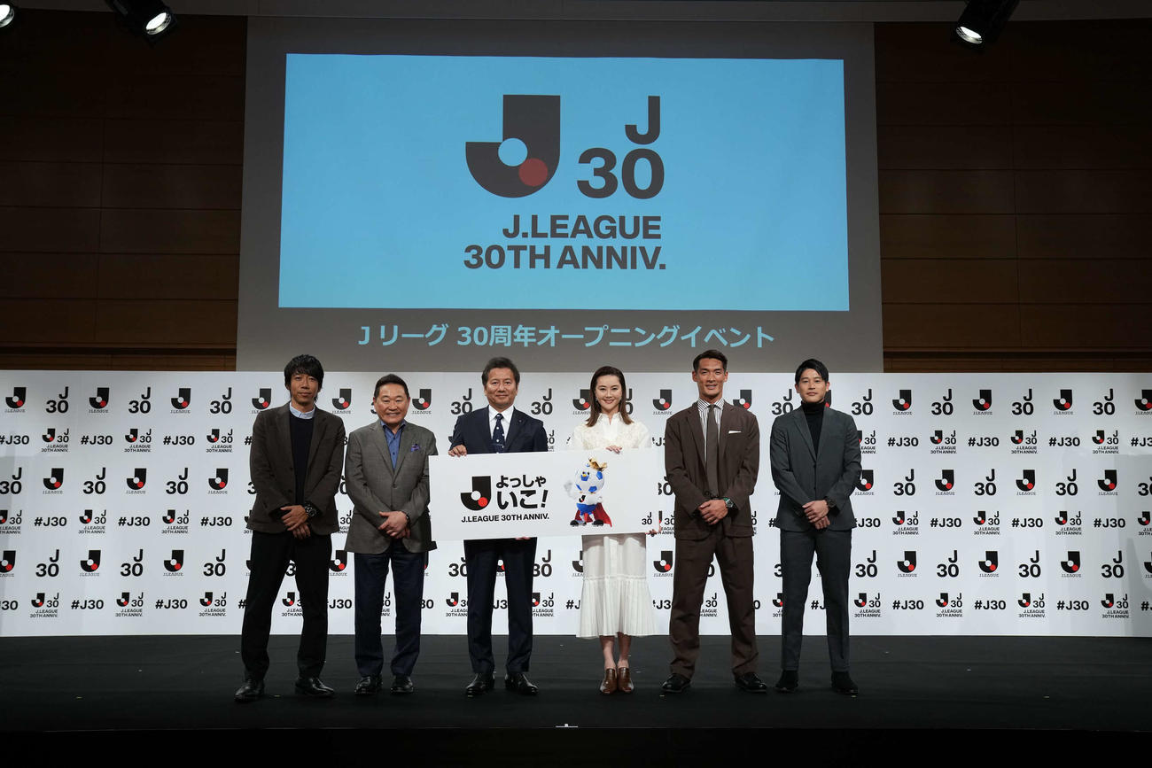 「Jリーグ30周年オープニングイベント」に出席した左から中村憲剛氏、松木安太郎氏、Jリーグ野々村芳和チェアマン、観月ありさ、槙野智章氏、内田篤人氏（Jリーグ提供）