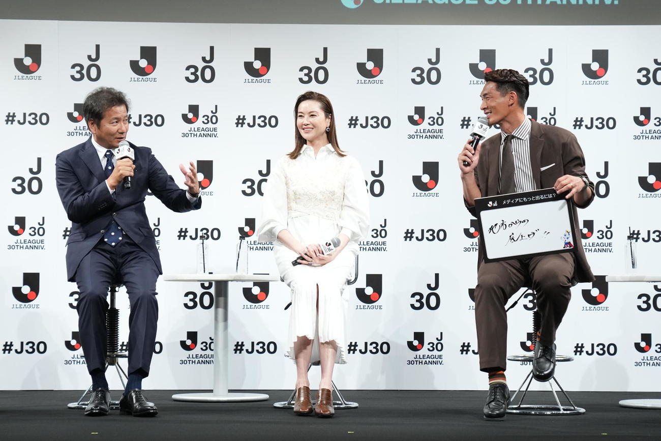 「Jリーグ30周年オープニングイベント」に出席した左からJリーグ野々村芳和チェアマン、観月ありさ、槙野智章氏（Jリーグ提供）