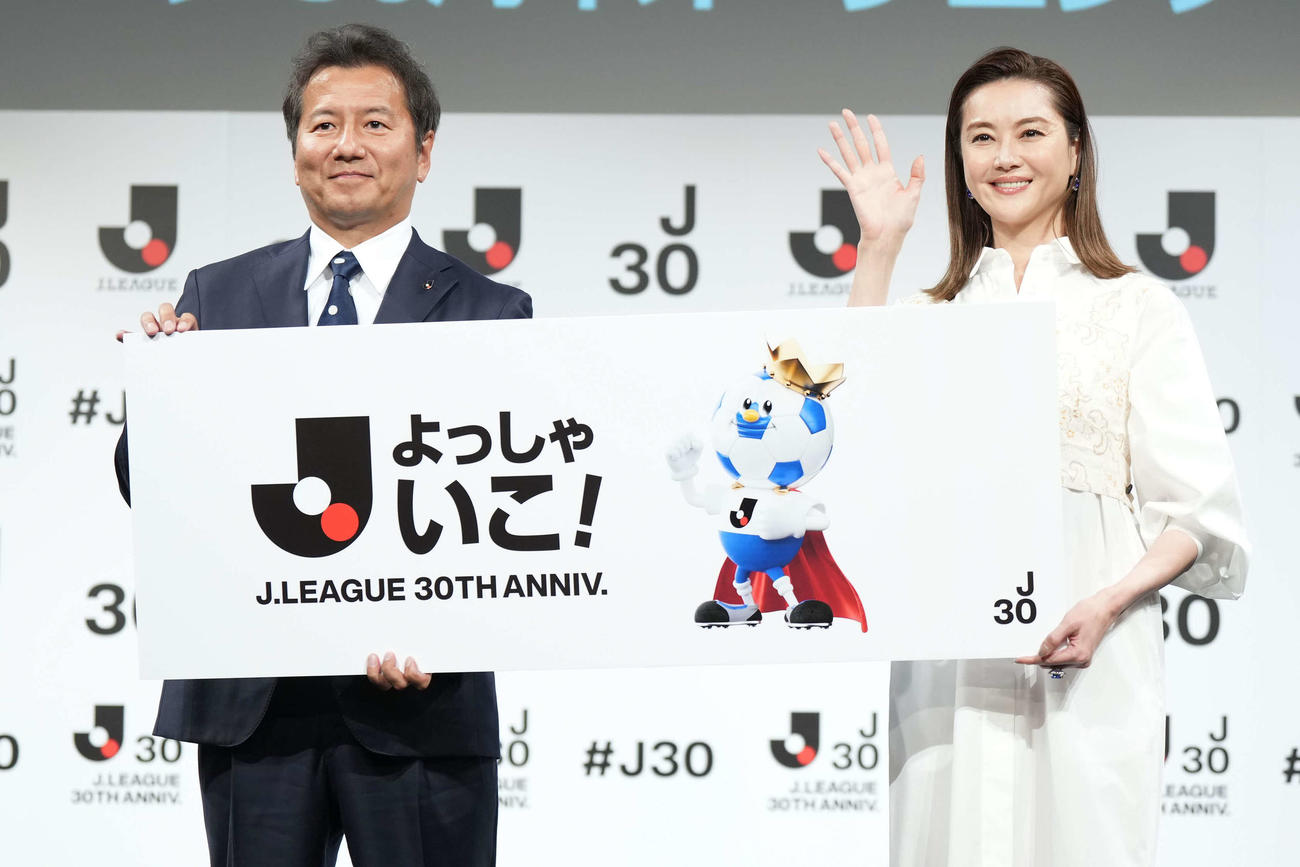 「Jリーグ30周年オープニングイベント」に出席したJリーグ野々村芳和チェアマン（左）と観月ありさ（Jリーグ提供）