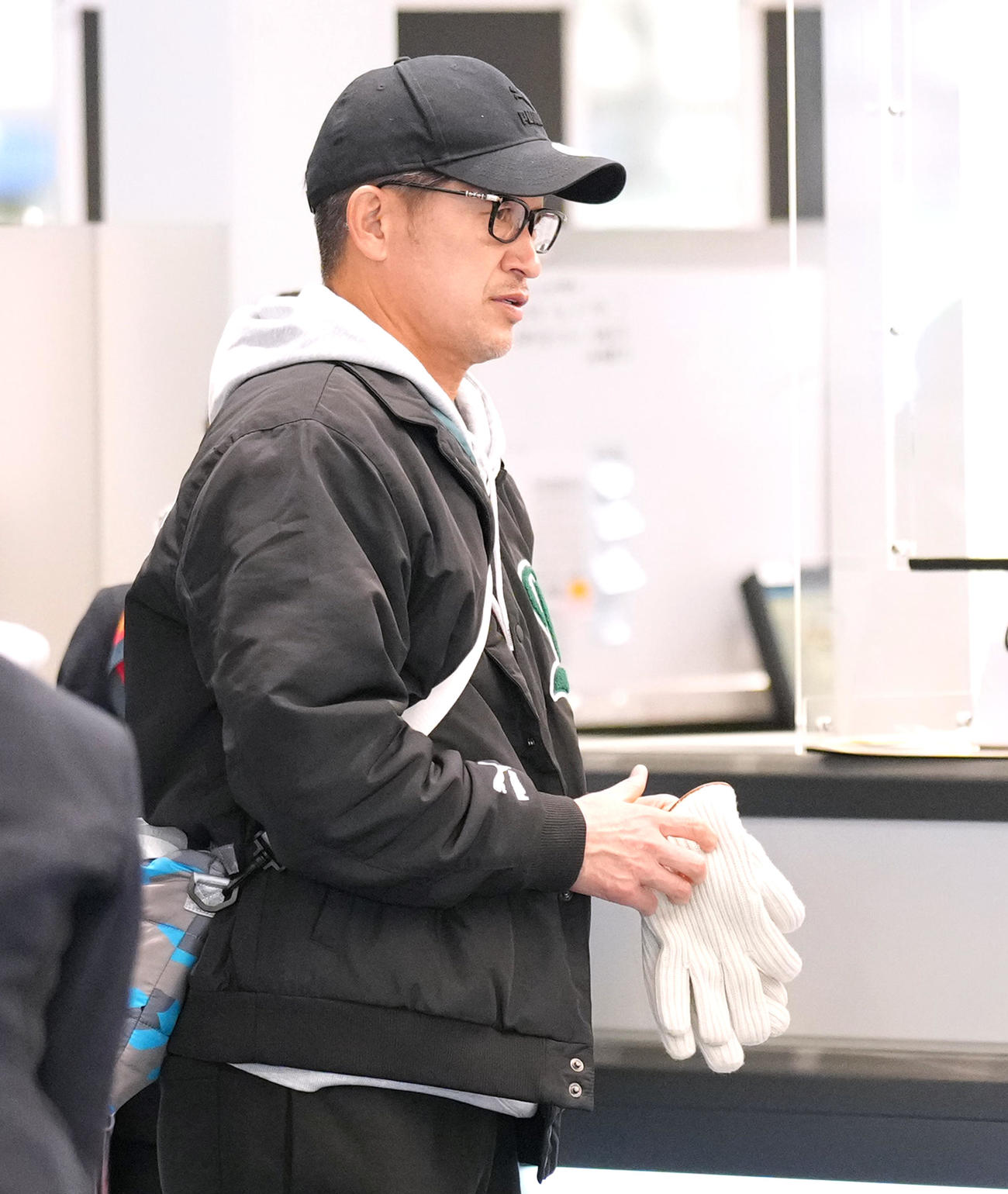 ポルトガルへ向け出国するカズ（三浦知良）は、手袋をつけて荷物を運ぶ（撮影・菅敏）