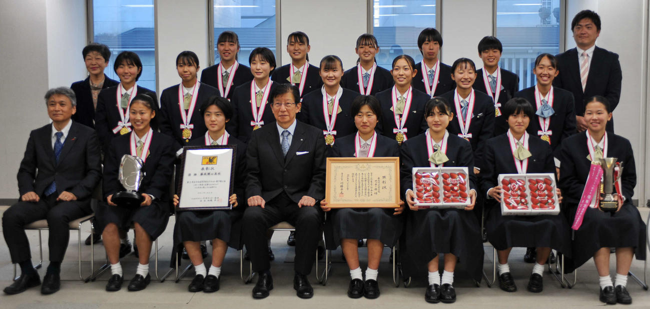 川勝知事（前列左から4人目）と記念撮影に納まる藤枝順心の選手ら　