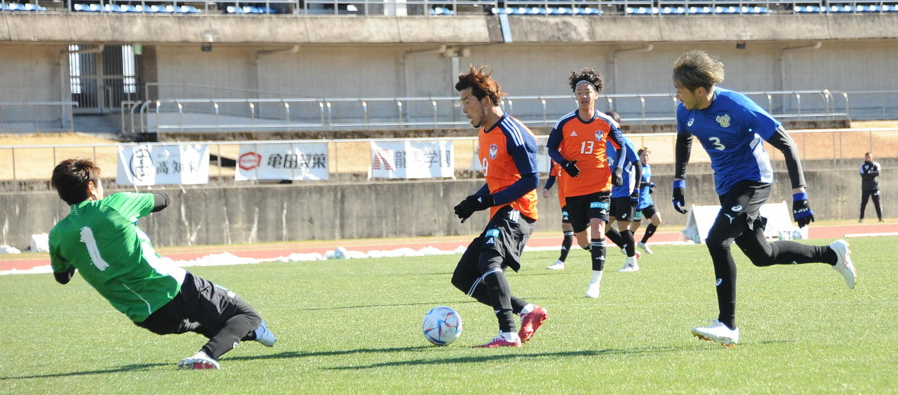 1本目の14分に先制点を決める鈴木（左から2人目）
