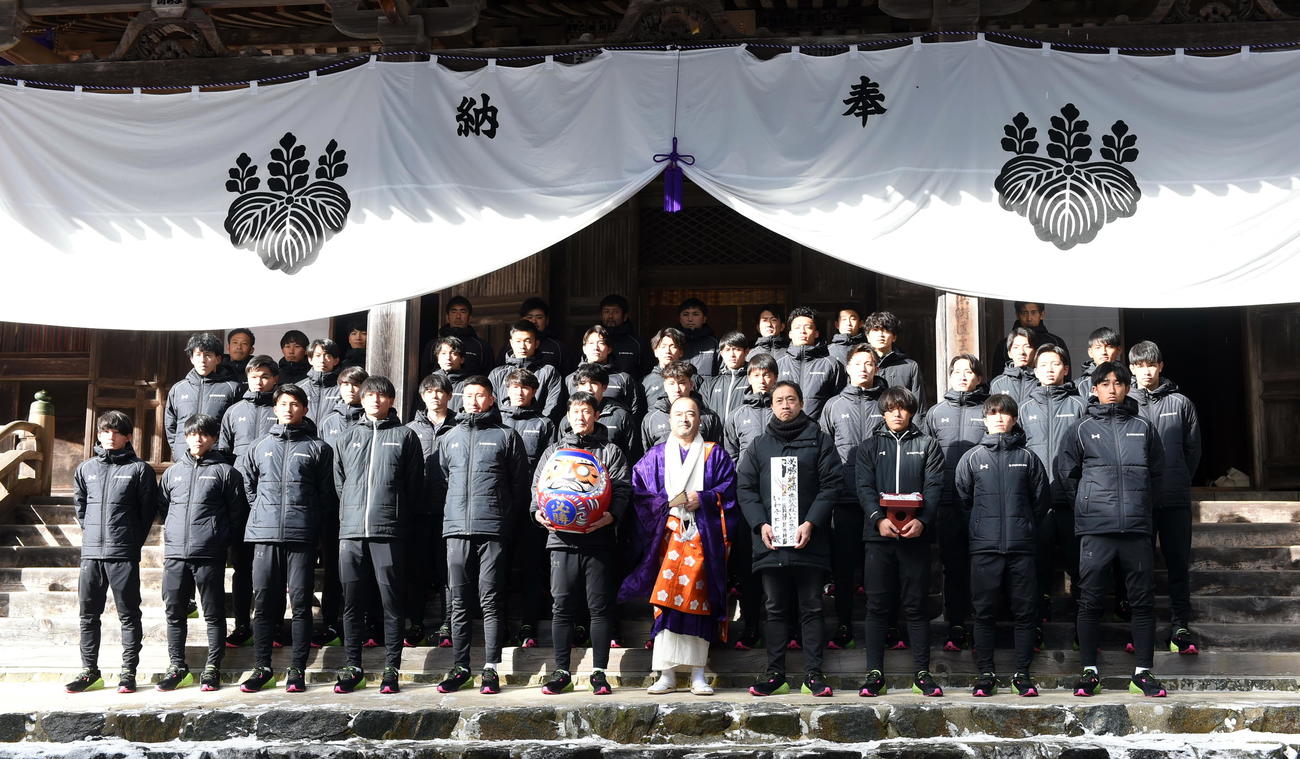 必勝祈願を行い集合写真に納まるいわきの選手、スタッフ