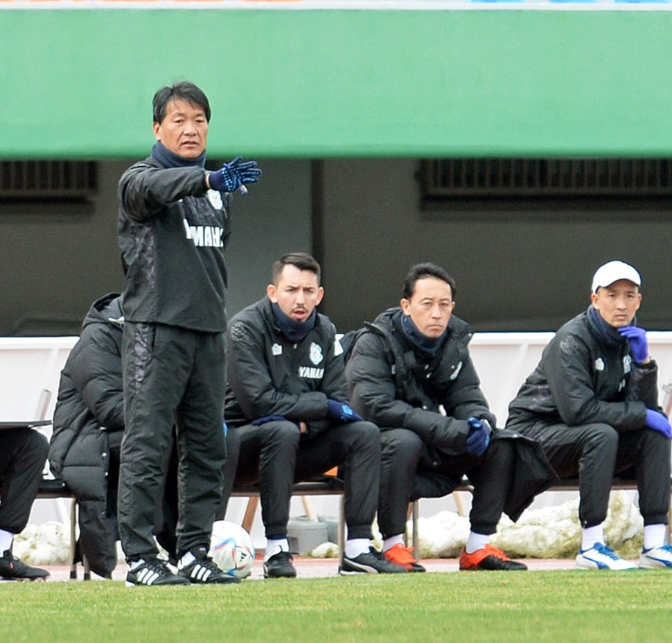 ベンチから指示を出す磐田の横内監督（左）