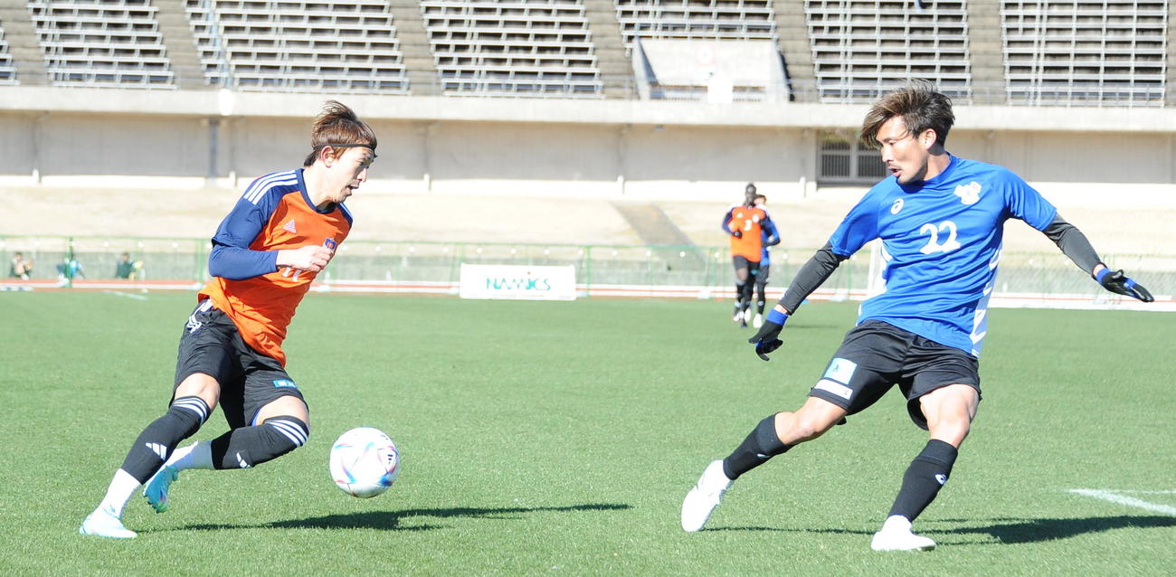 25日のJ3今治との練習試合でドリブル突破を仕掛ける太田（左）