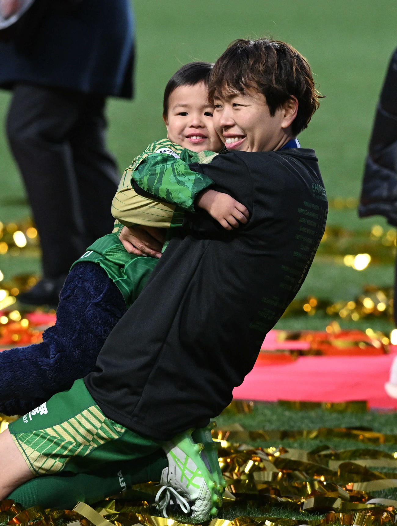 皇后杯を制した日テレ東京V岩清水は子どもを抱きしめて笑顔（撮影・石井愛子）