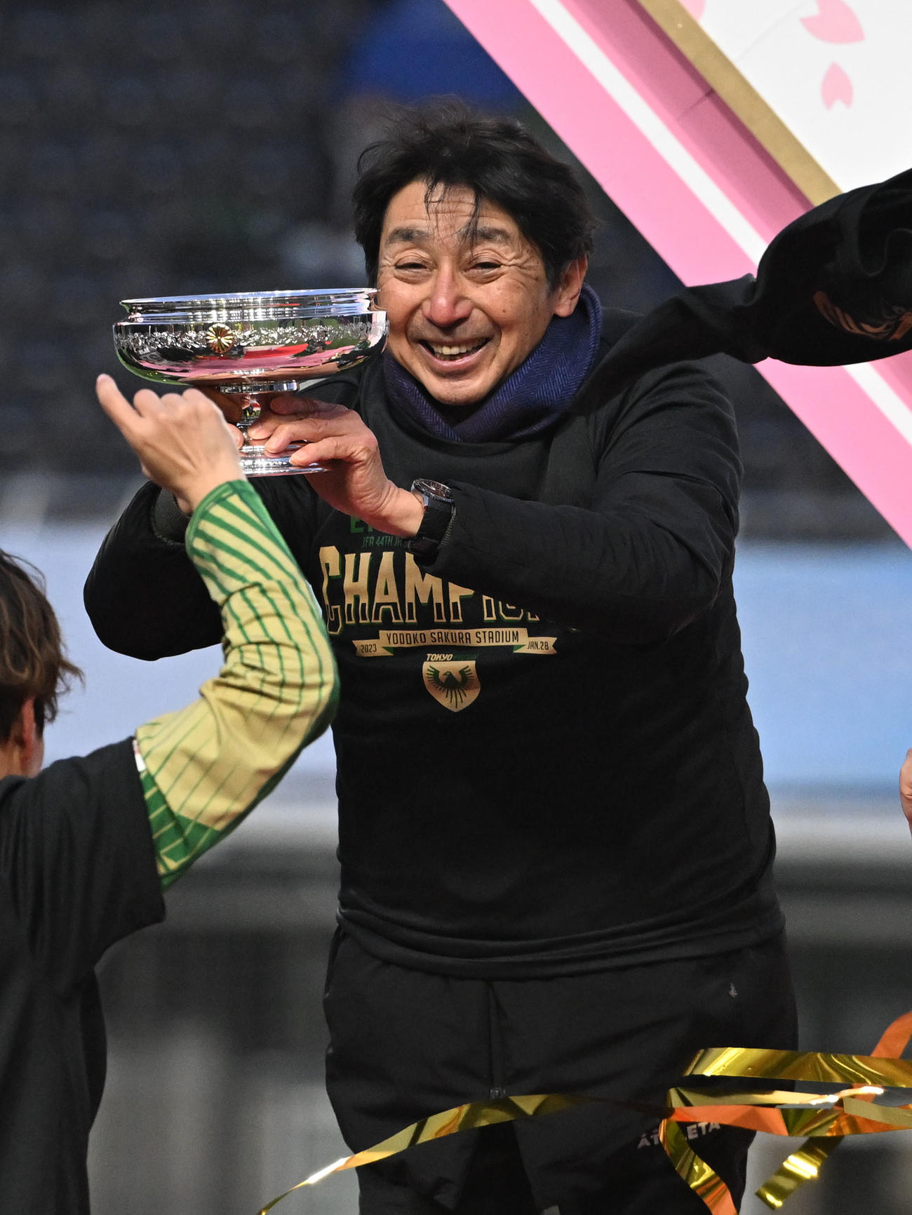 皇后杯を手に笑顔を見せる日テレ・東京ヴェルディベレーザ竹本監督（撮影・石井愛子）