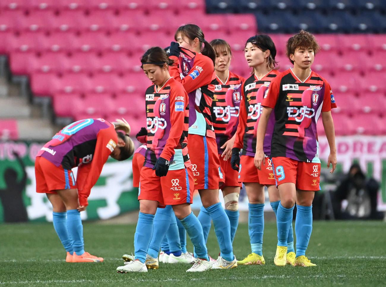 試合に負け肩を落とすINAC神戸レオネッサイレブン（撮影・石井愛子）
