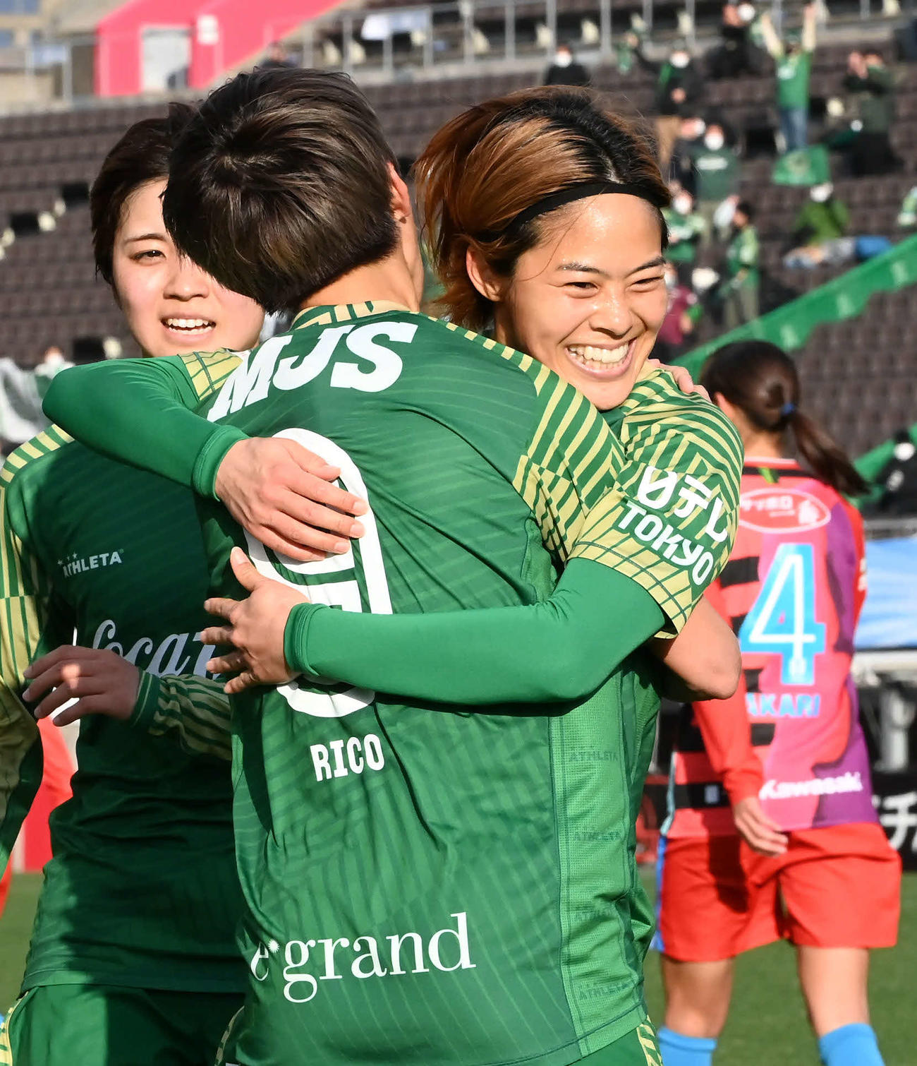 日テレ・東京ヴェルディベレーザ対INAC神戸　前半、ゴールを決め日テレ・東京V小林（右）と抱き合う植木（左）（撮影・石井愛子）