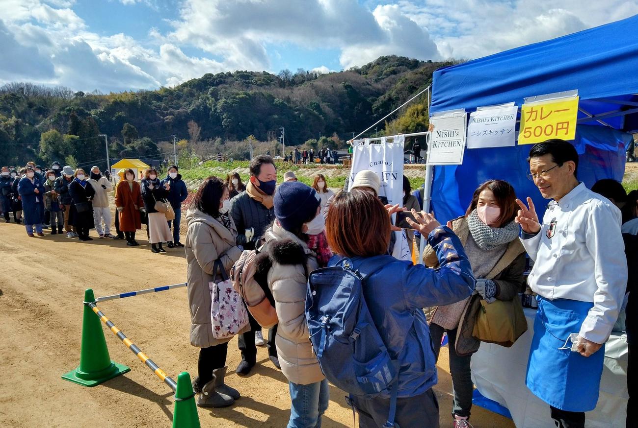 今治里山スタジアムで「代表カレー」を振る舞った日本代表の西芳照シェフ（撮影・木下淳）