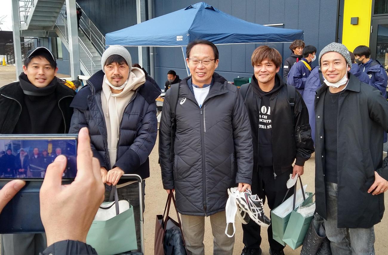 今治里山スタジアムのオープニングセレモニーを終えて記念撮影する左から内田篤人氏、松井大輔、J3今治の岡田武史会長、大久保嘉人氏、玉田圭司氏（撮影・木下淳）