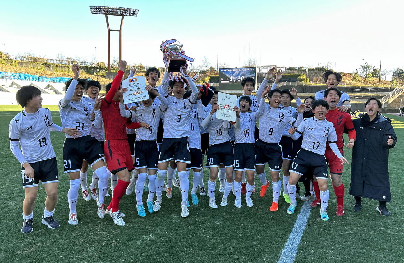 19年ぶりの優勝に歓喜する浜名の選手たち