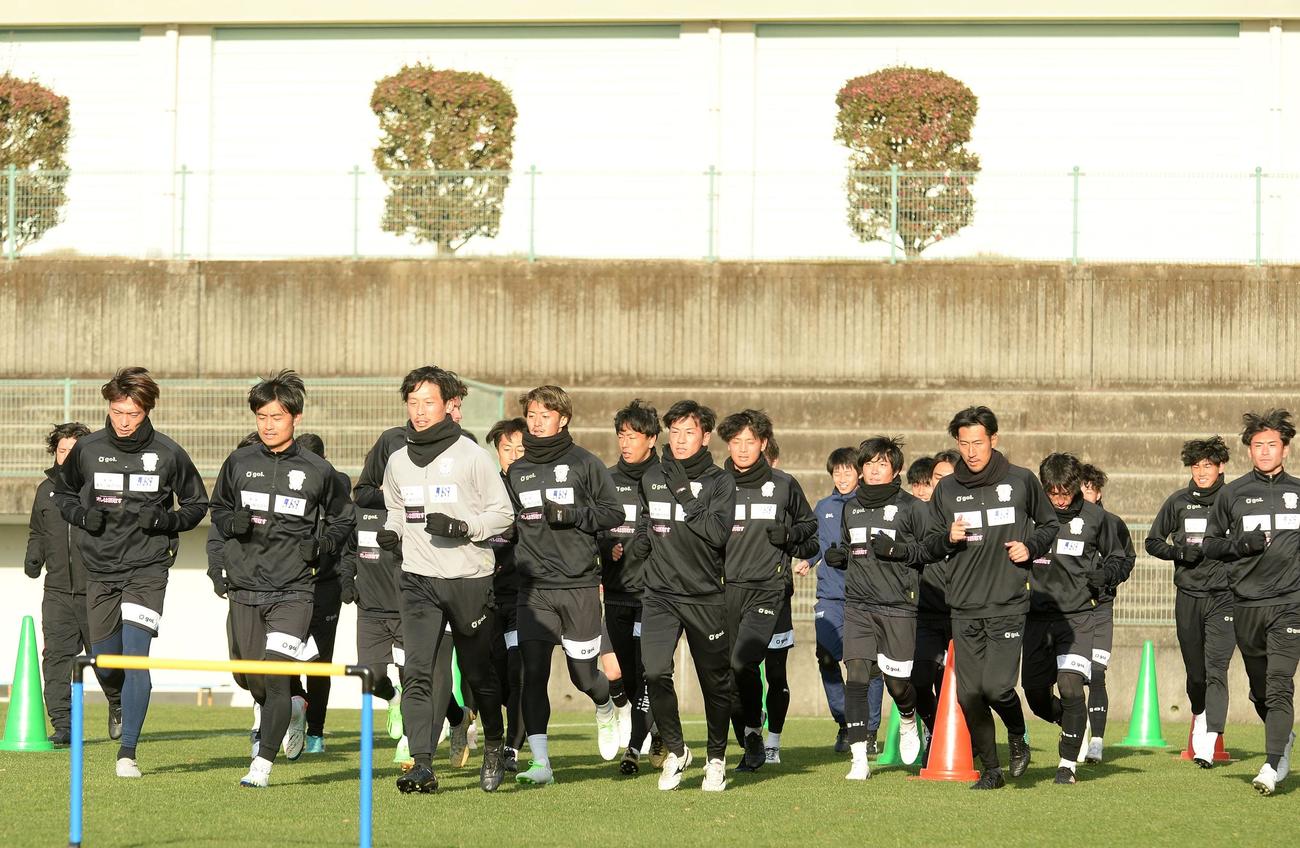 練習前にジョギングする藤枝の選手たち