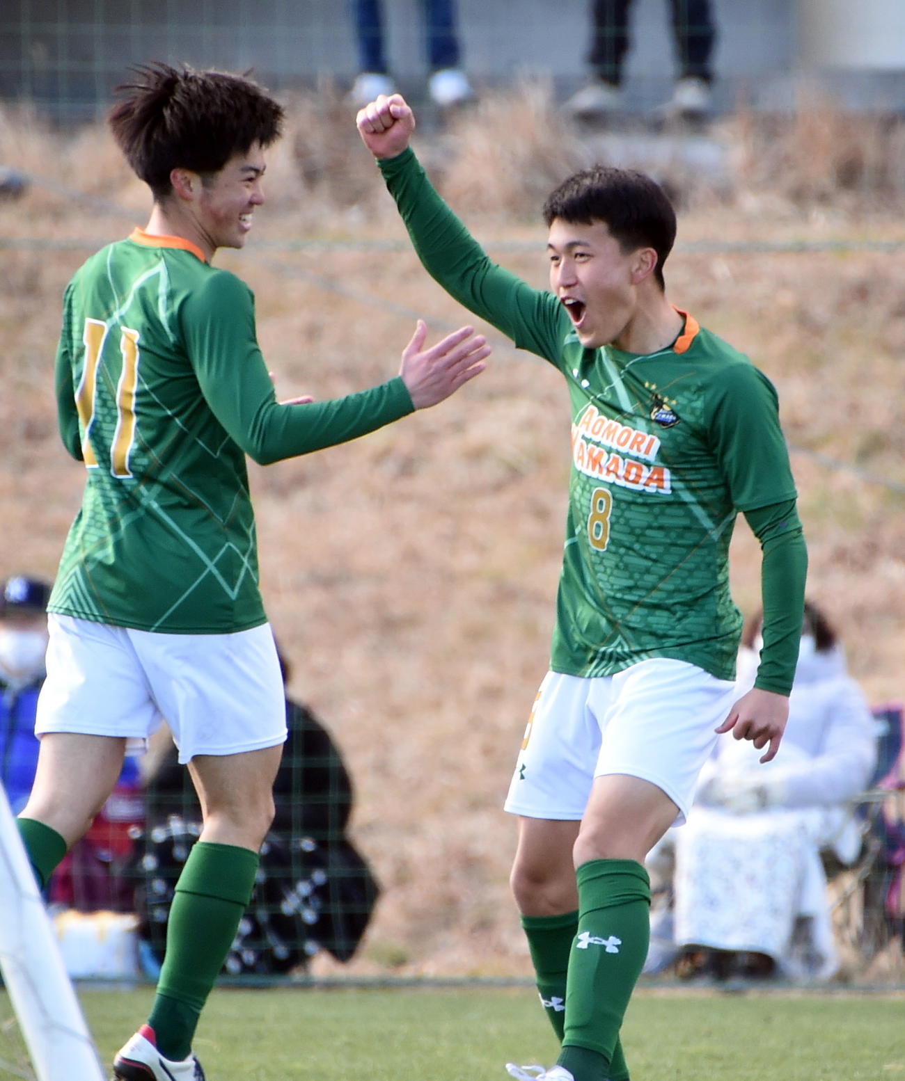 青森山田対遠野　前半、先制ゴールを決めてガッツポーズする青森山田MF川原（右）とFW米谷（撮影・山田愛斗）