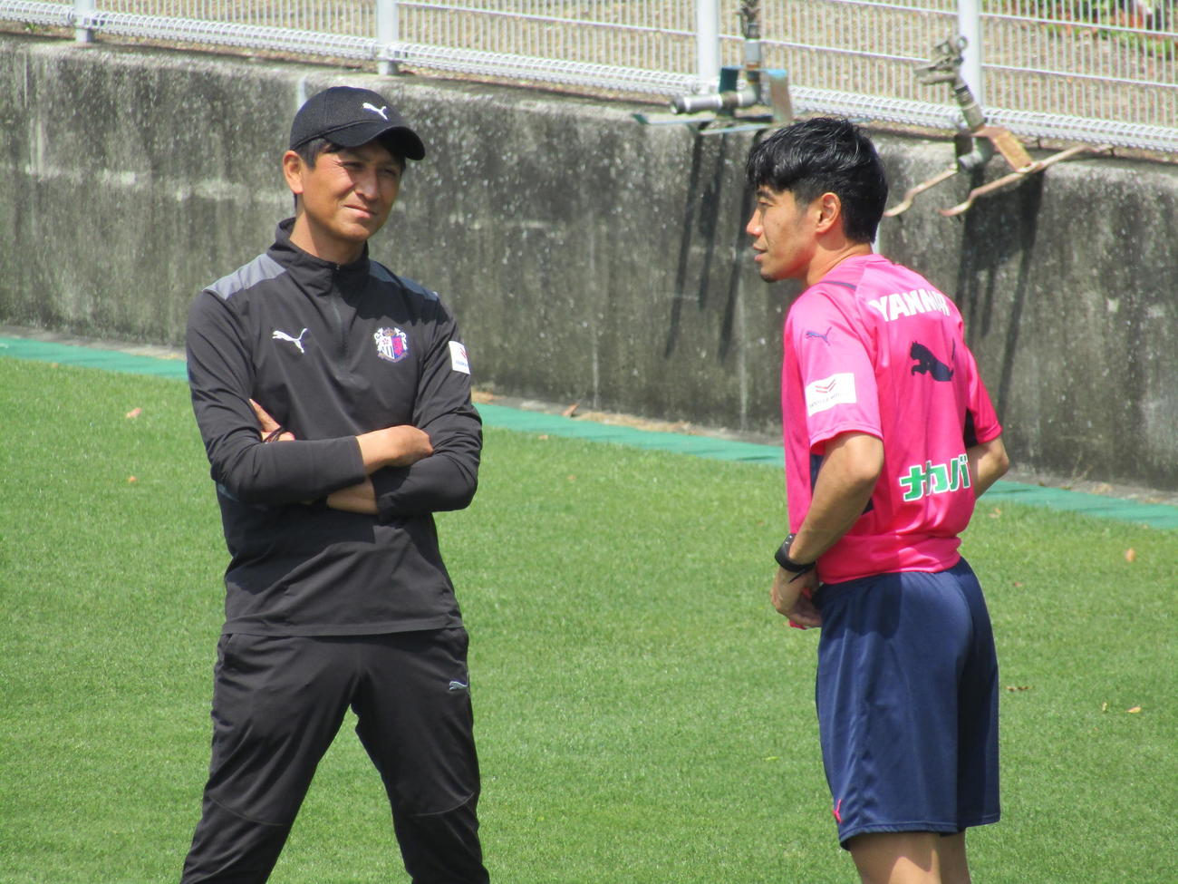 22年4月、古巣C大阪の練習に参加した香川真司（右）は恩師の小菊監督と談笑する