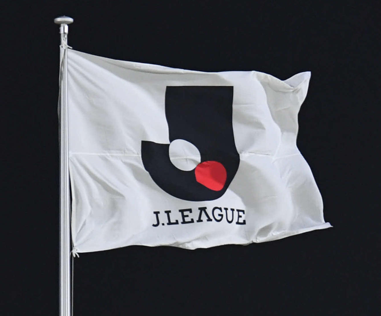 J1　柏対東京　夜空にはためくJリーグ旗＝2020年7月4日
