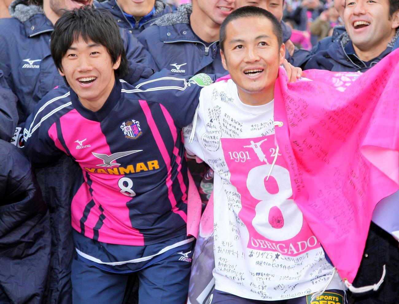 08年、引退セレモニーで自身のユニホームを着たC大阪MF香川真司（左）と笑顔を見せるC大阪FW森島寛晃