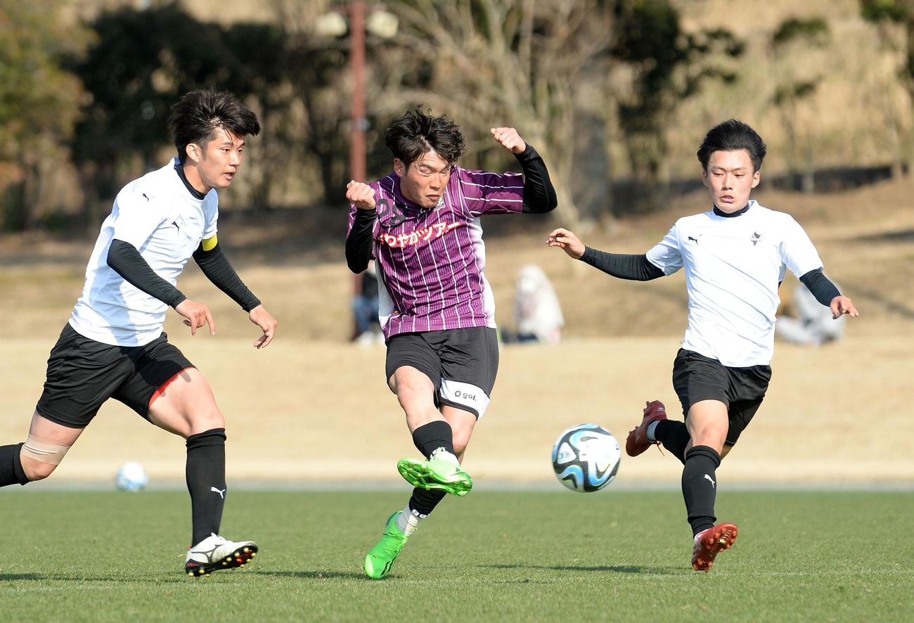 右足ミドルでゴールを狙う藤枝矢村（中央）