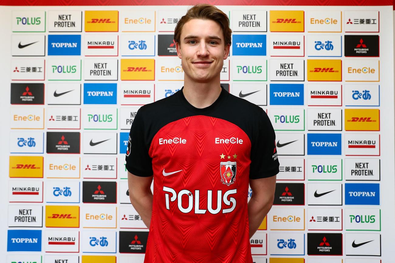 オンラインで新加入会見に臨んだ浦和レッズDFホイブラーテン（C）URAWA　REDS