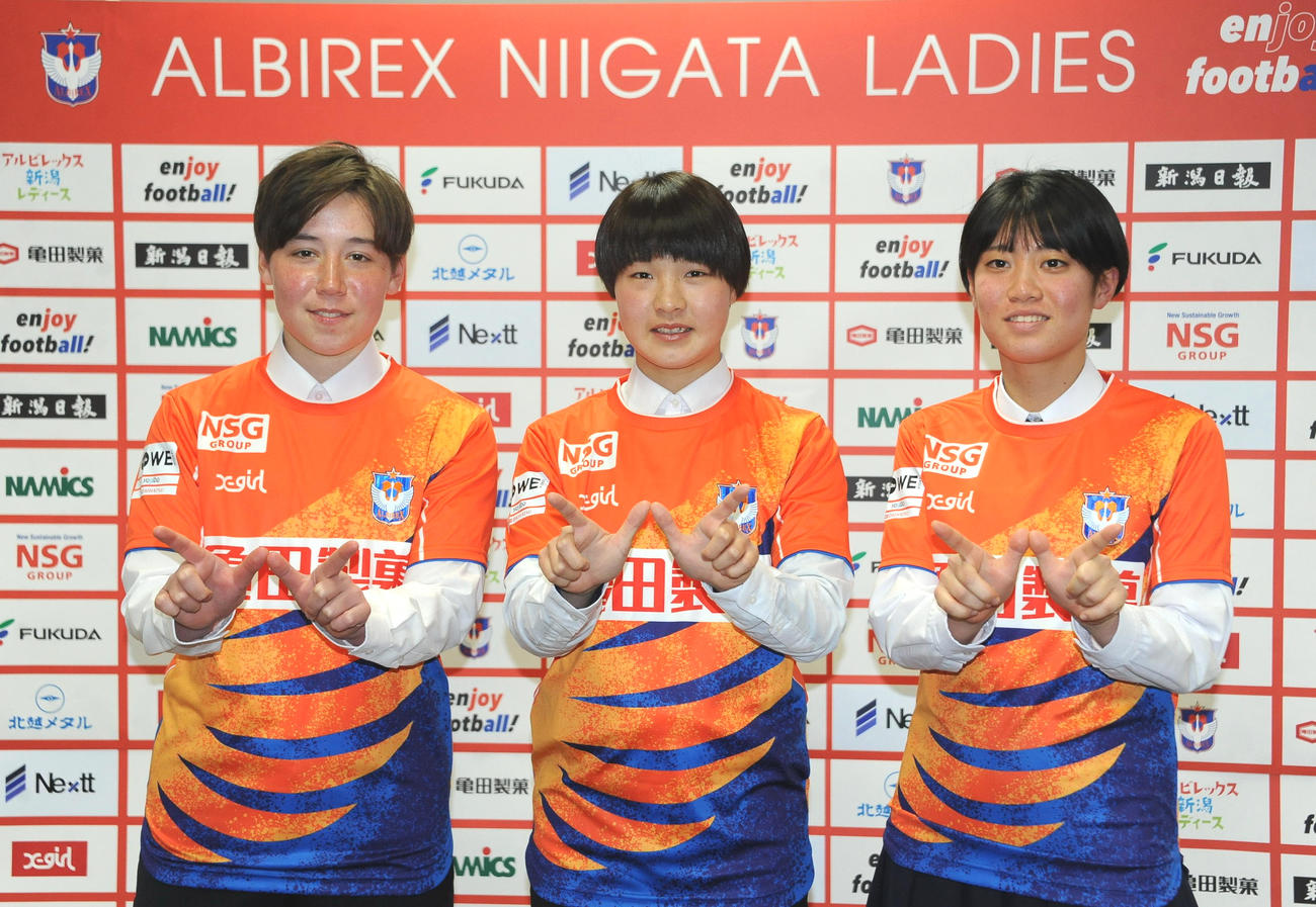 「Wポーズ」の左からブラフ・シャーン、白井ひめ乃、白沢百合恵